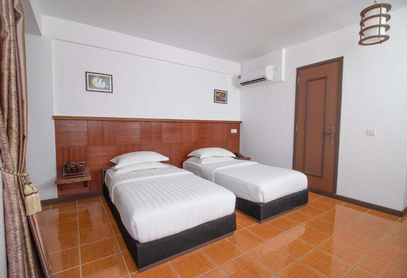 اتاق لوکس با چشم‌انداز, Rashu Hiyaa