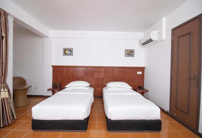 اتاق لوکس با چشم‌انداز, Rashu Hiyaa