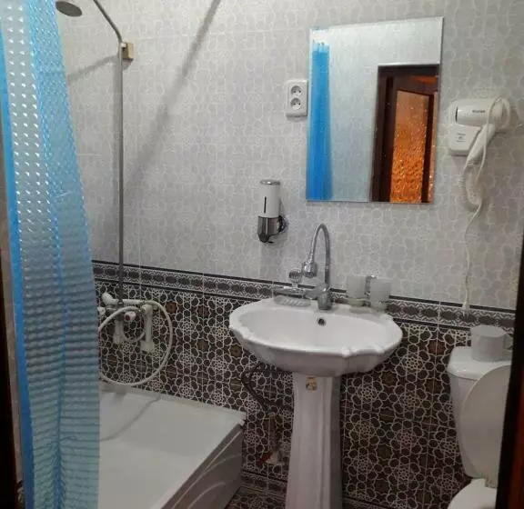Quarto Triplo Estandar, B&b Bahodir