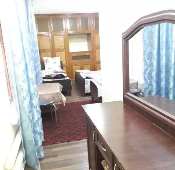 Quarto Triplo Estandar, B&b Bahodir