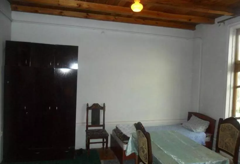 Quarto Estandar Individual, B&b Bahodir