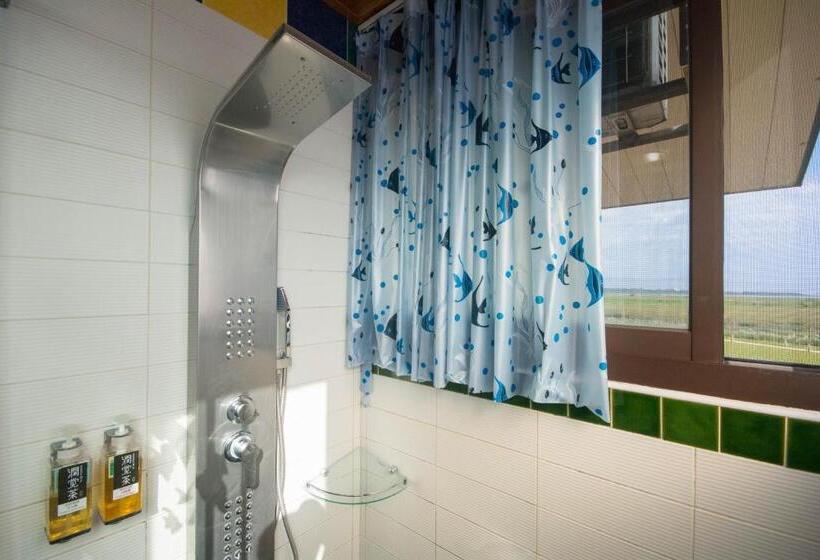 اتاق لوکس با بالکن و چشم‌انداز دریا, Lanyang Beach Villa