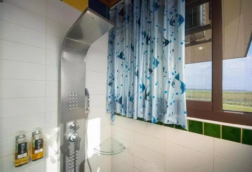 اتاق لوکس با بالکن و چشم‌انداز دریا, Lanyang Beach Villa