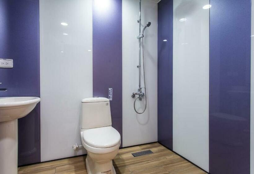 اتاق خانوادگی, Cen Pin B&b