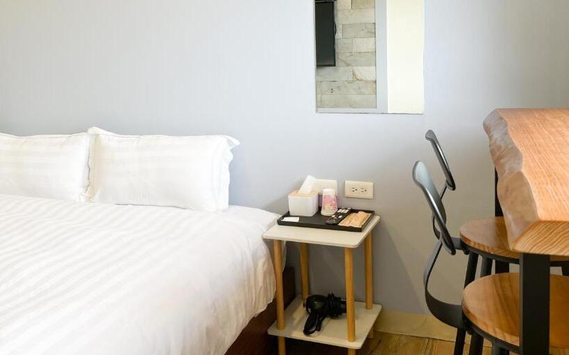 اتاق لوکس, Cen Pin B&b