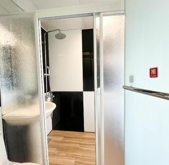 اتاق لوکس, Cen Pin B&b