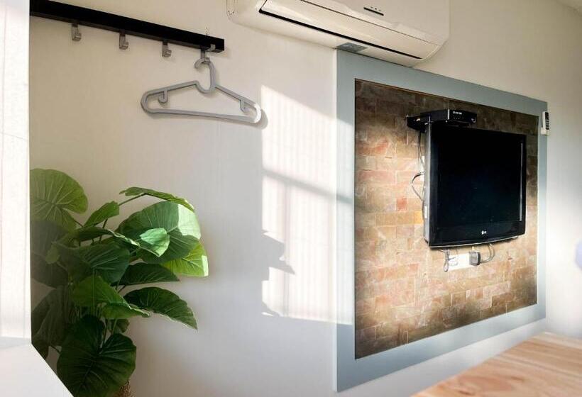 اتاق لوکس, Cen Pin B&b