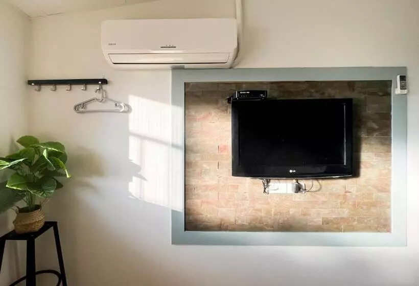 اتاق لوکس, Cen Pin B&b