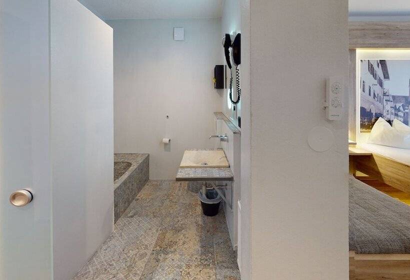 غرفة كومفورت ثلاثية, Adler