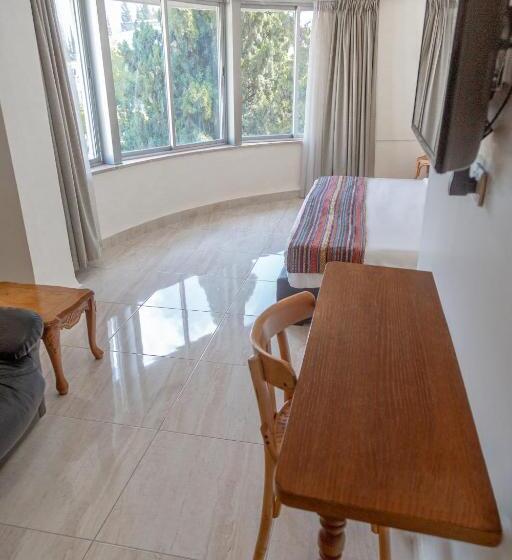 Deluxe Suite King Bed, Antika Amman