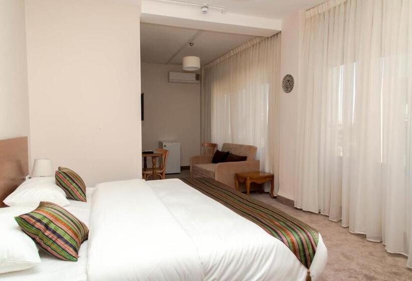 Deluxe Suite King Bed, Antika Amman