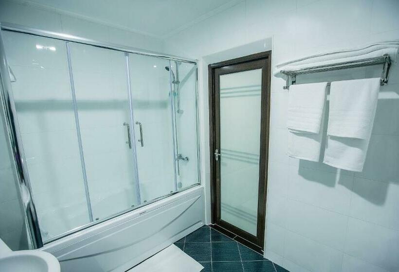 اتاق لوکس سه تخته, Aria Hotel Chisinau