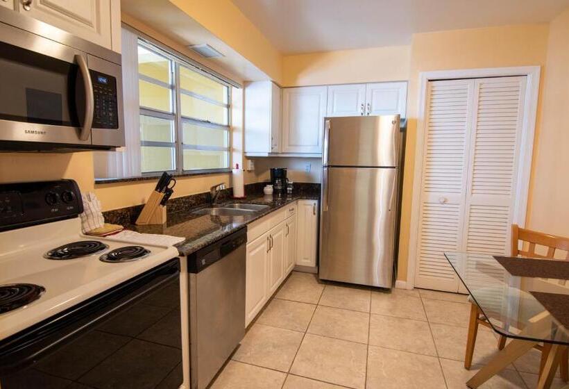 شقة غرفة واحدة, Palm Beach Waterfront Suites