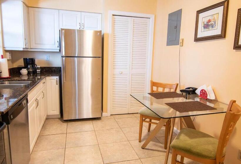 شقة غرفة واحدة, Palm Beach Waterfront Suites