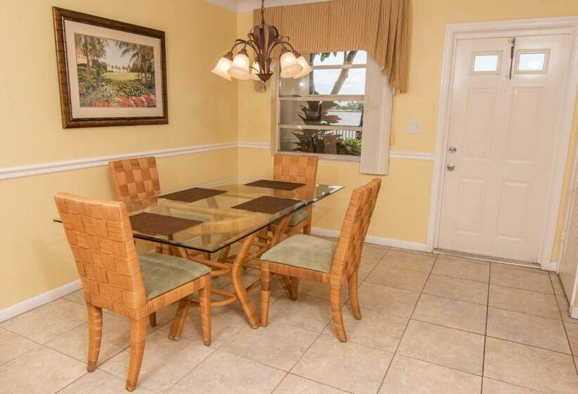 شقة غرفة واحدة, Palm Beach Waterfront Suites