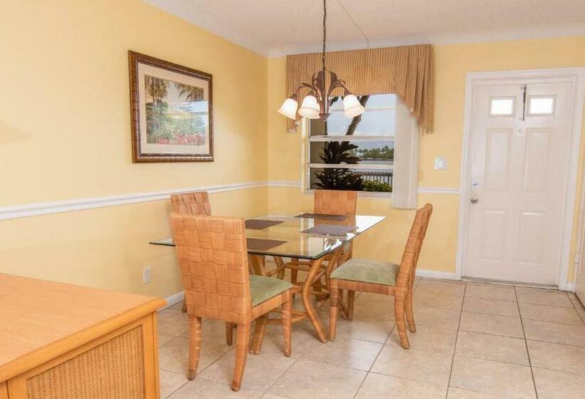 شقة غرفة واحدة, Palm Beach Waterfront Suites