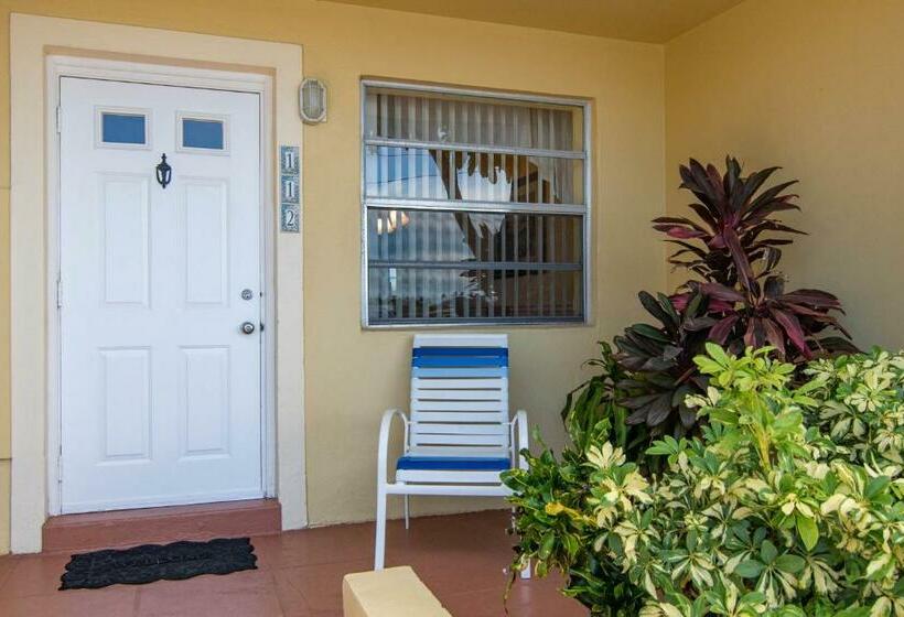 شقة غرفة واحدة, Palm Beach Waterfront Suites