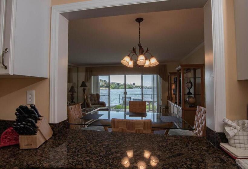 منزل غرفتين نوم, Palm Beach Waterfront Suites