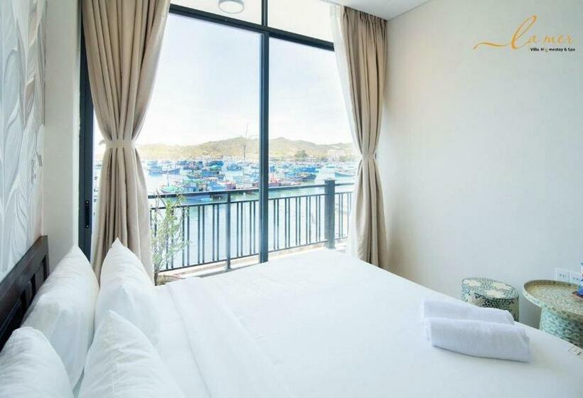 اتاق لوکس با بالکن و چشم‌انداز دریا, La Mer Villa  Homestay & Spa