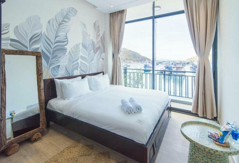 اتاق لوکس با بالکن و چشم‌انداز دریا, La Mer Villa  Homestay & Spa