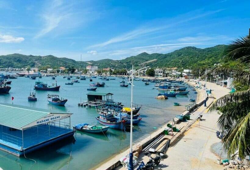 اتاق لوکس با بالکن و چشم‌انداز دریا, La Mer Villa  Homestay & Spa