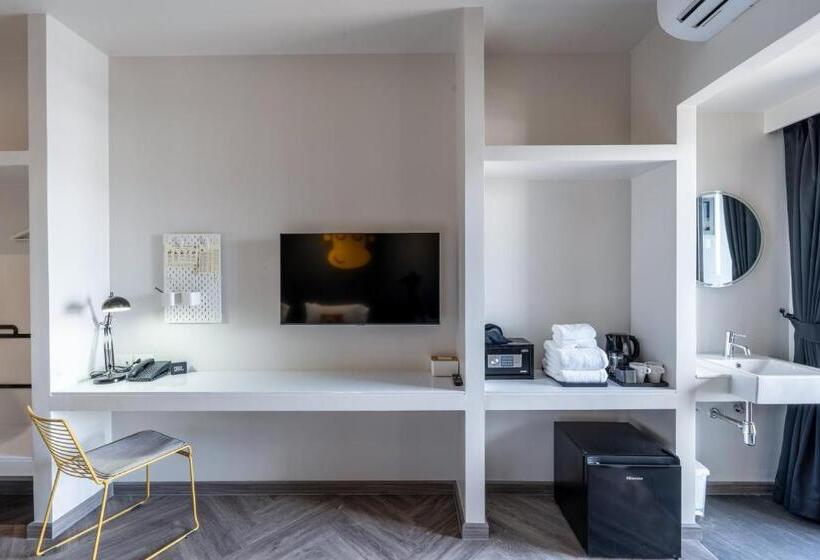 스탠다드 룸 킹사이즈 침대, Newly Opened Blu Monkey Hub And Hotel Krabi Town