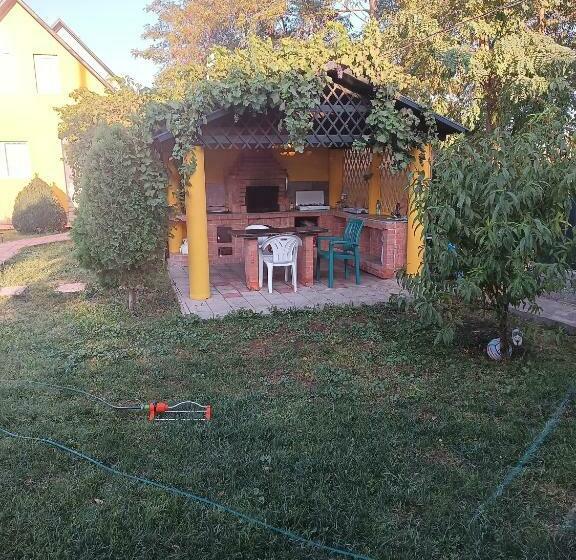 标准平房, La Prietenicu