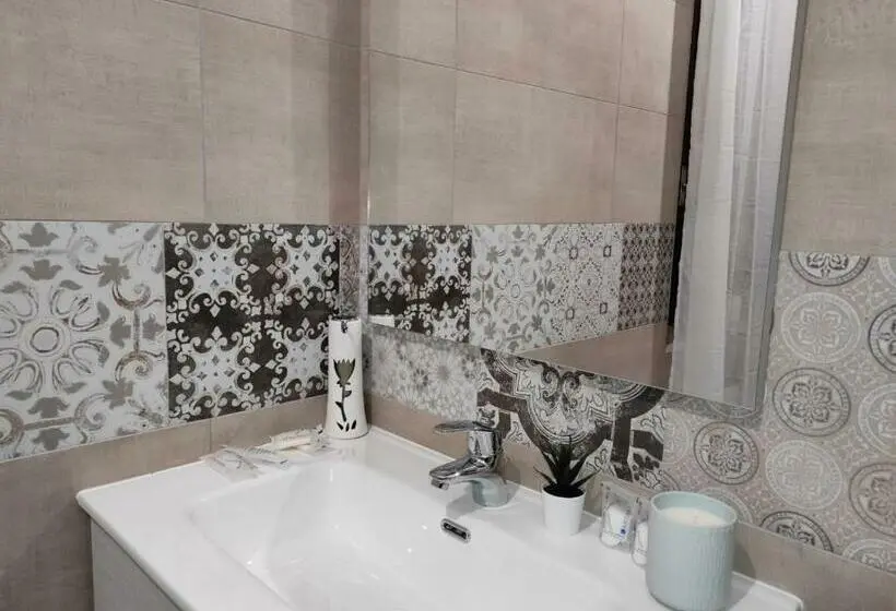 اتاق لوکس با تخت بزرگ, Pietrapantone B&b