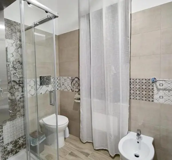 اتاق لوکس با تخت بزرگ, Pietrapantone B&b