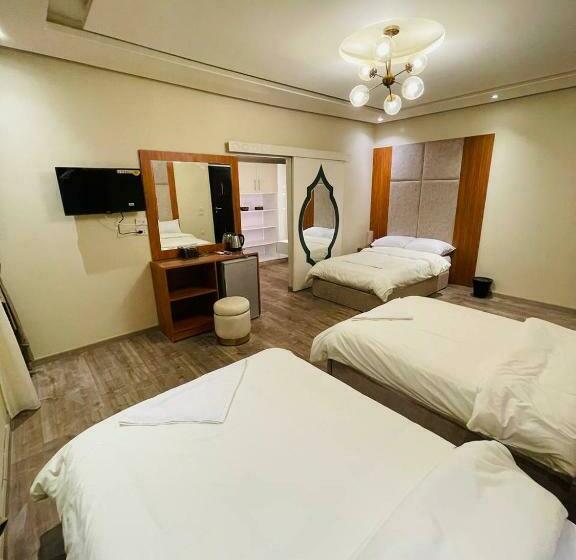 ファミリールーム, Solima Pyramids View