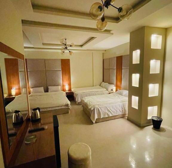 ファミリールーム, Solima Pyramids View