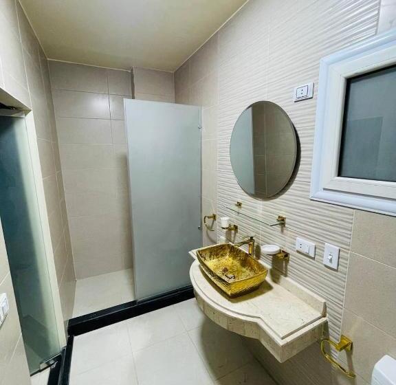 ファミリールーム, Solima Pyramids View