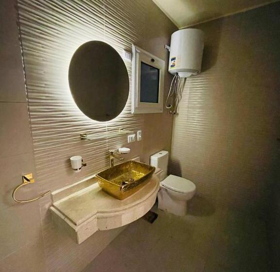 ファミリールーム, Solima Pyramids View