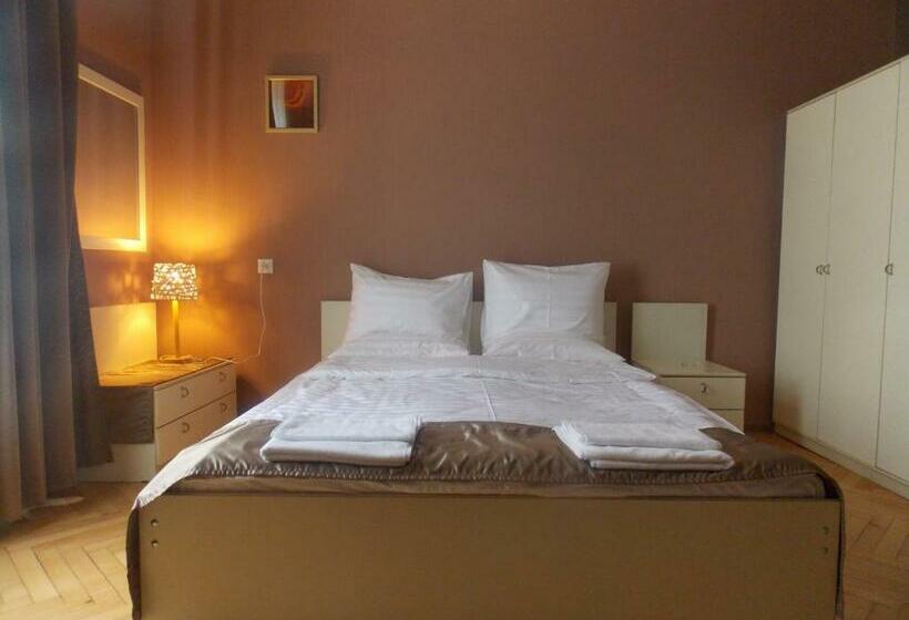 اتاق خانوادگی, Almi