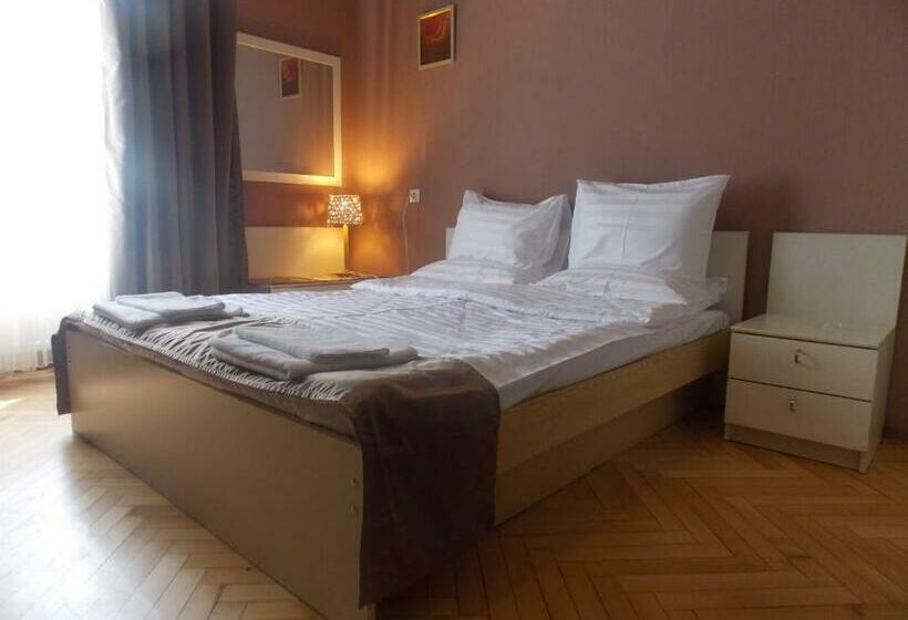 اتاق خانوادگی, Almi