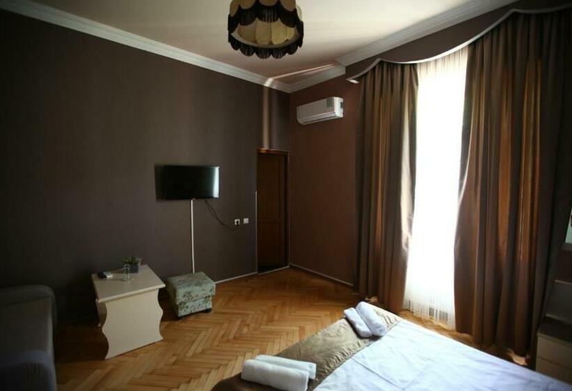 اتاق خانوادگی, Almi