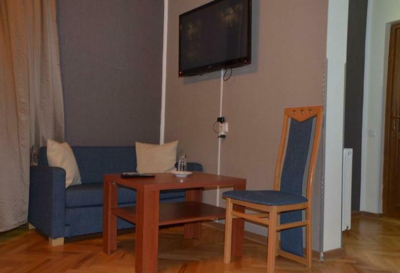 سوئیت جونیور با چشم‌انداز باغ, Almi