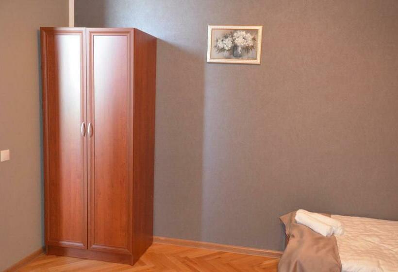 سوئیت جونیور با چشم‌انداز باغ, Almi