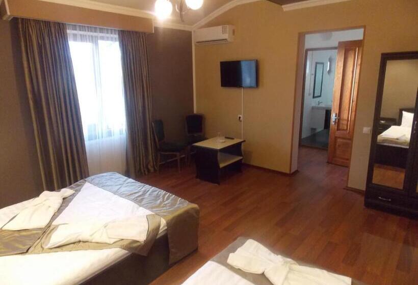 سوئیت با بالکن, Almi