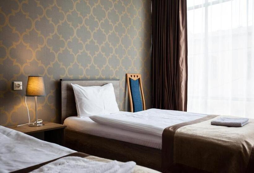 اتاق خانوادگی, Almi