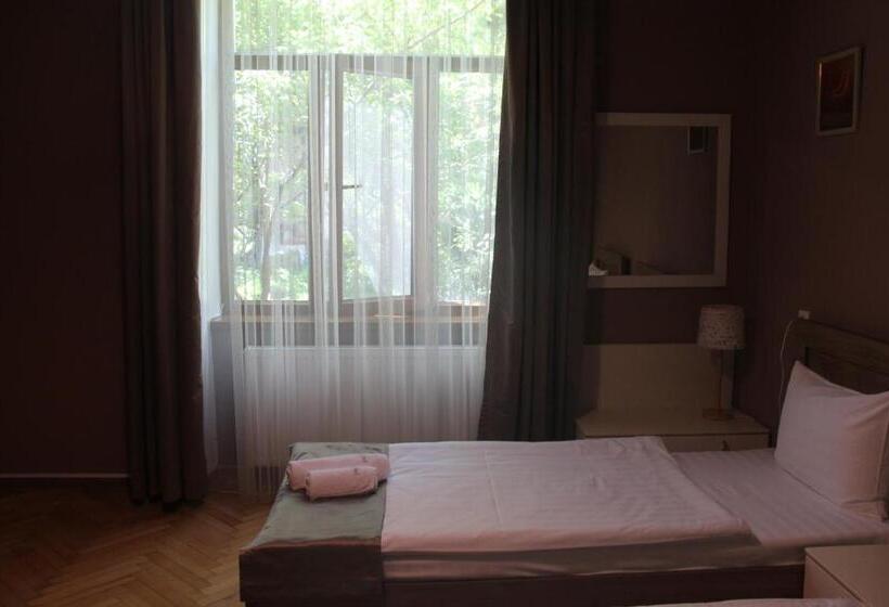 اتاق استاندارد با چشم‌انداز باغ, Almi