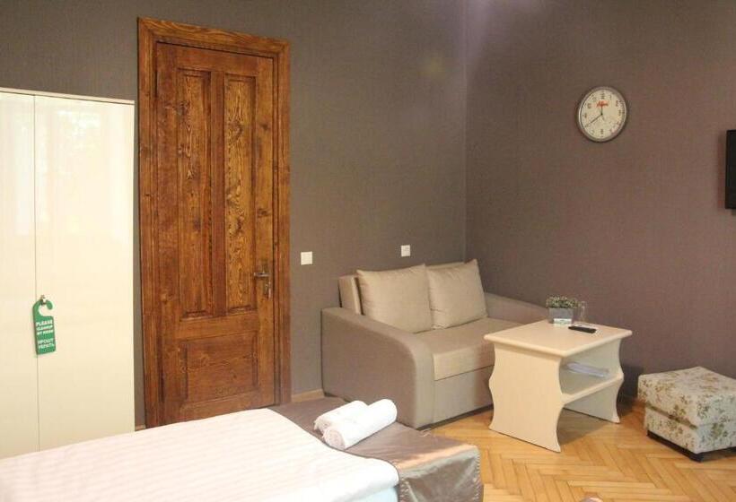 اتاق استاندارد با چشم‌انداز باغ, Almi