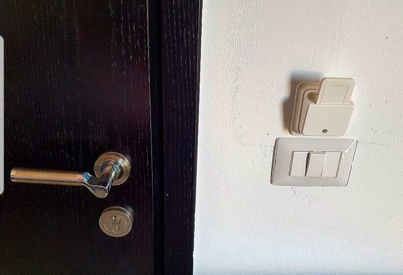 豪华房间, Lula Ksamil