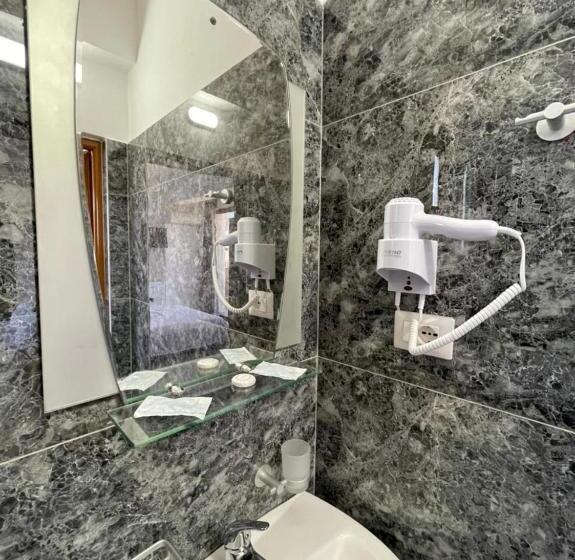 高级套房, Lula Ksamil