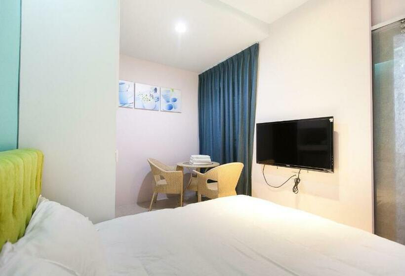 اتاق استاندارد با چشم‌انداز استخر, I Sea B&b