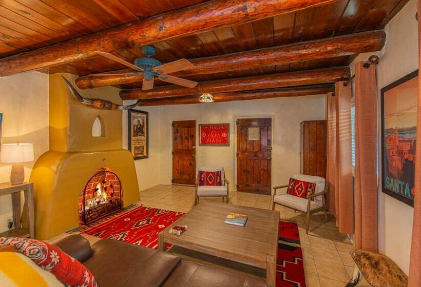 سوئیت 2 خوابه, Cornado Motel Nostalgic Adobe Motel