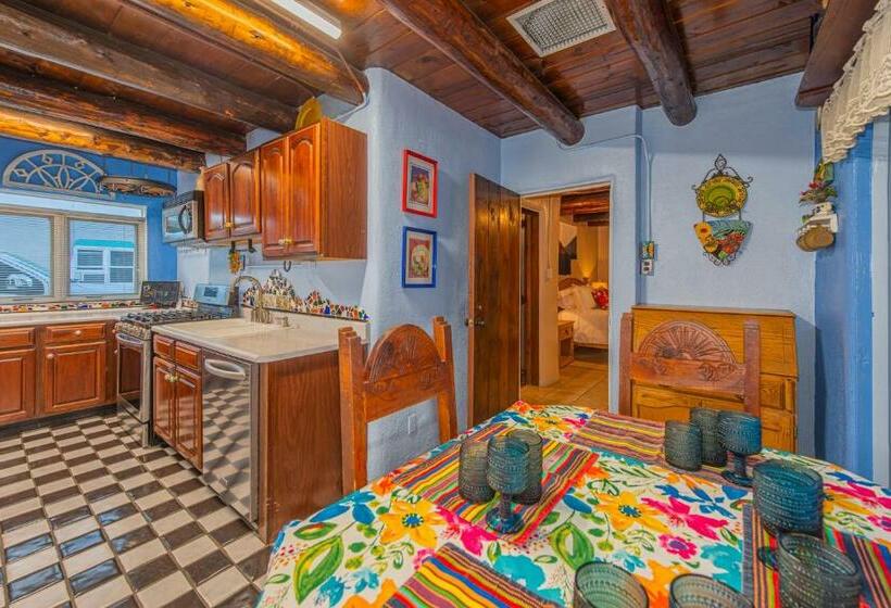 سوئیت 2 خوابه, Cornado Motel Nostalgic Adobe Motel