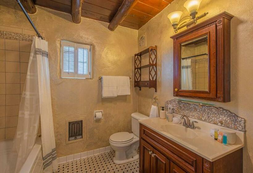 سوئیت 2 خوابه, Cornado Motel Nostalgic Adobe Motel