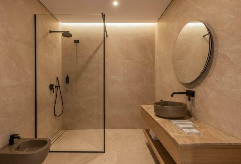 اتاق لوکس با بالکن, Beyond A Luxury Boutique