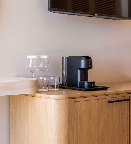 اتاق لوکس با بالکن و چشم‌انداز دریا, Beyond A Luxury Boutique